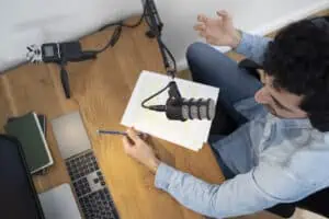 Content creator con cuffie e microfono