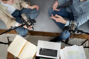 Audio o Video? Scopri come usare il Video Podcast per la Discovery su YouTube senza tradire l'ascolto. Strategie, differenze tecniche e piattaforme.